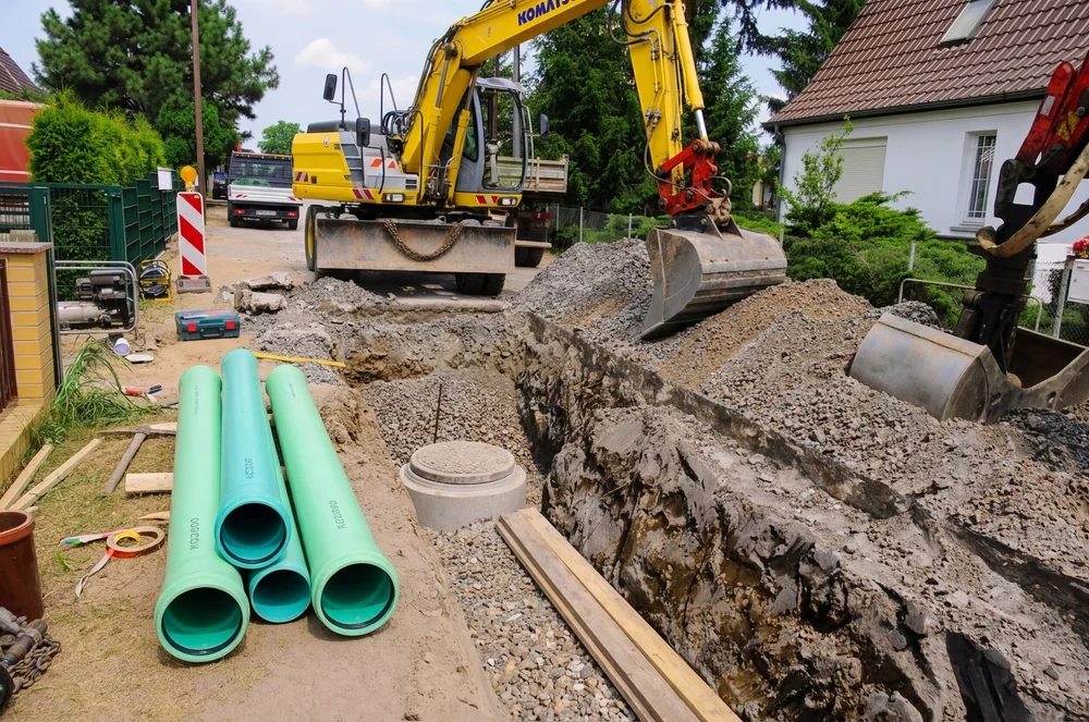 Tiefbauarbeiten zur Sanierung einer bestehenden Kanalisation mit neu verlegten Rohren und Schachtbauwerk